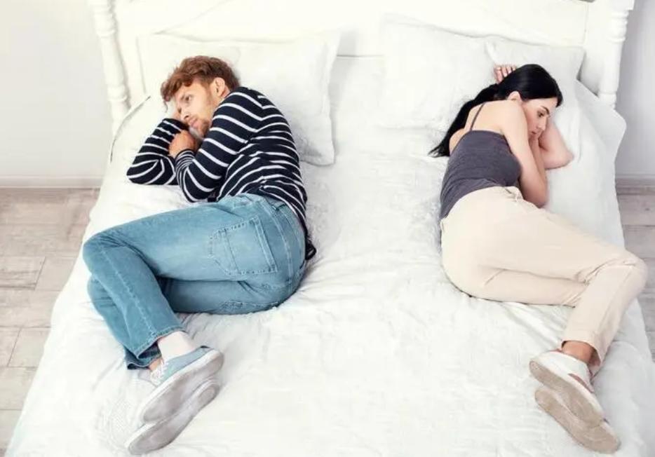 老婆偷看老公手机侵犯隐私吗,老公偷看老婆的手机算违法吗