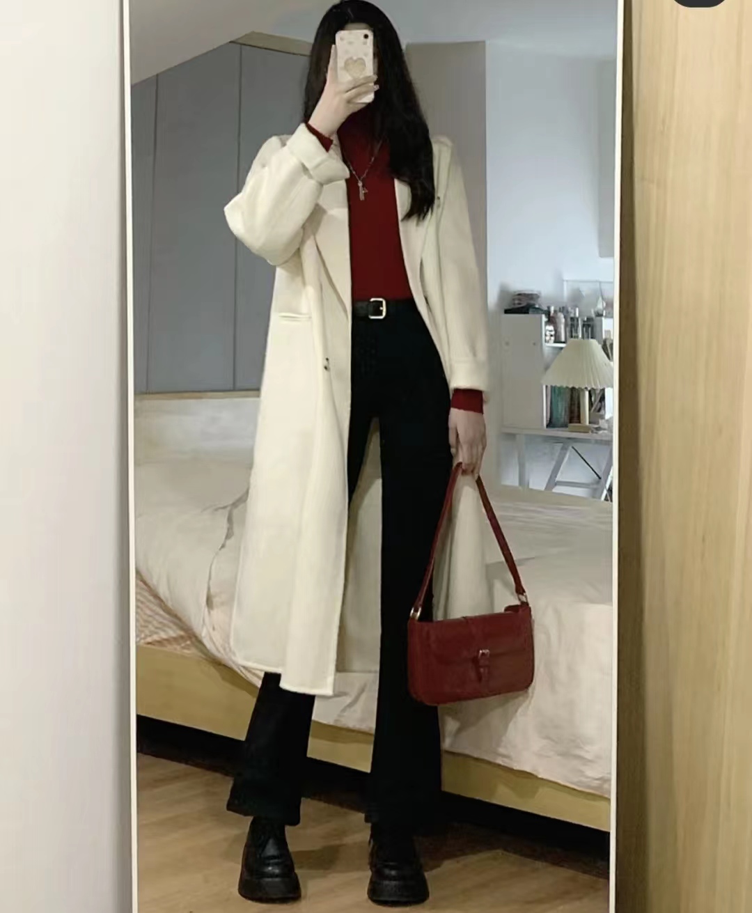 法式蝴蝶结上衣红色,红色搭配深杏色好看吗