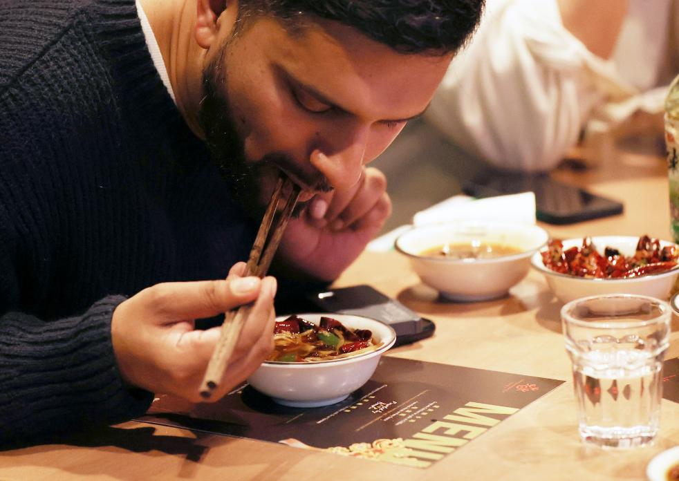 老外@Chongqing｜让世界爱上山城美味！重庆⇋伦敦同品一道菜