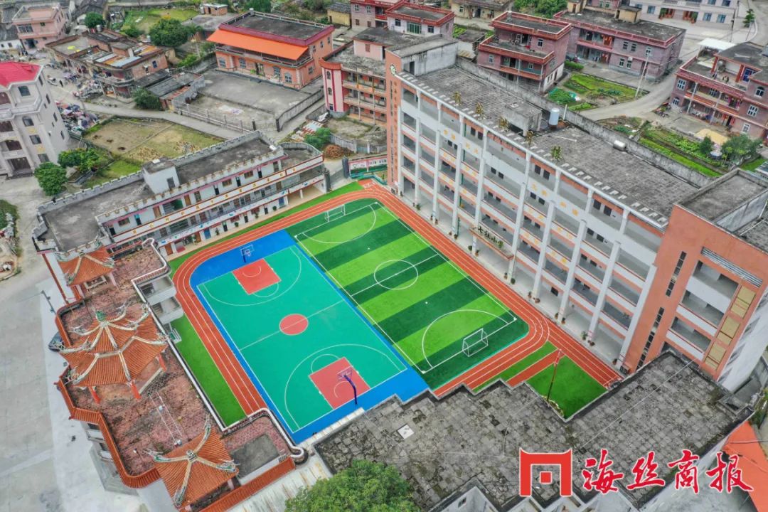 捐建希望小学善举,祝福乡贤为村民捐款