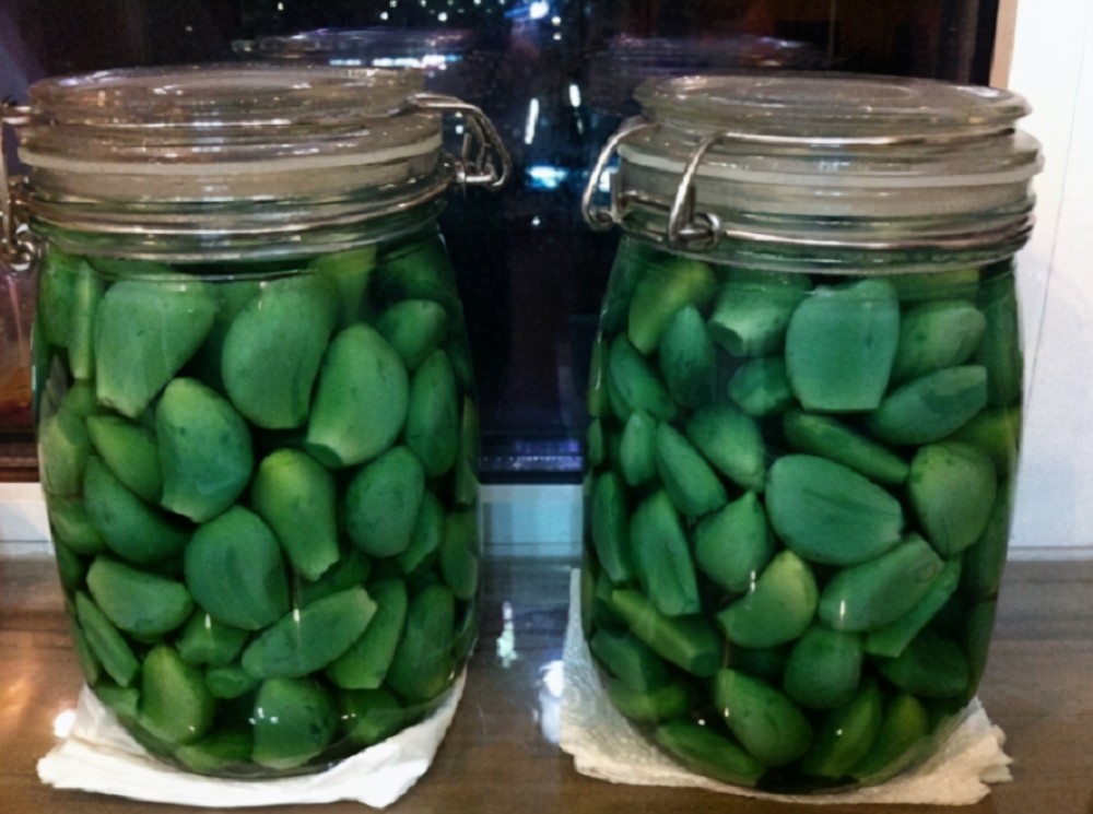 腌腊八蒜时，满足上2个简单条件，大蒜1天快速变绿，酸脆爽口