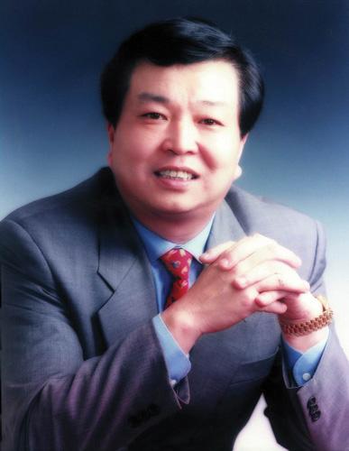 他靠卖红牛坐拥千亿庄园，曾靠*血卖**度日，年过花甲仍孤家寡人