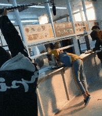 女生穿短裤坐车,姑娘在车上穿短裤要注意坐姿