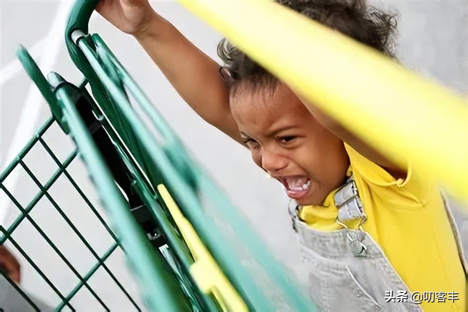 五岁小孩发脾气打了大人怎么处理,五岁小孩爱发脾气易怒是什么原因