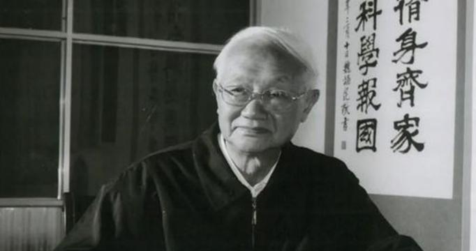 官方通报“生育八孩女子被拴铁链”：已救治【三分钟法治新闻全知道】