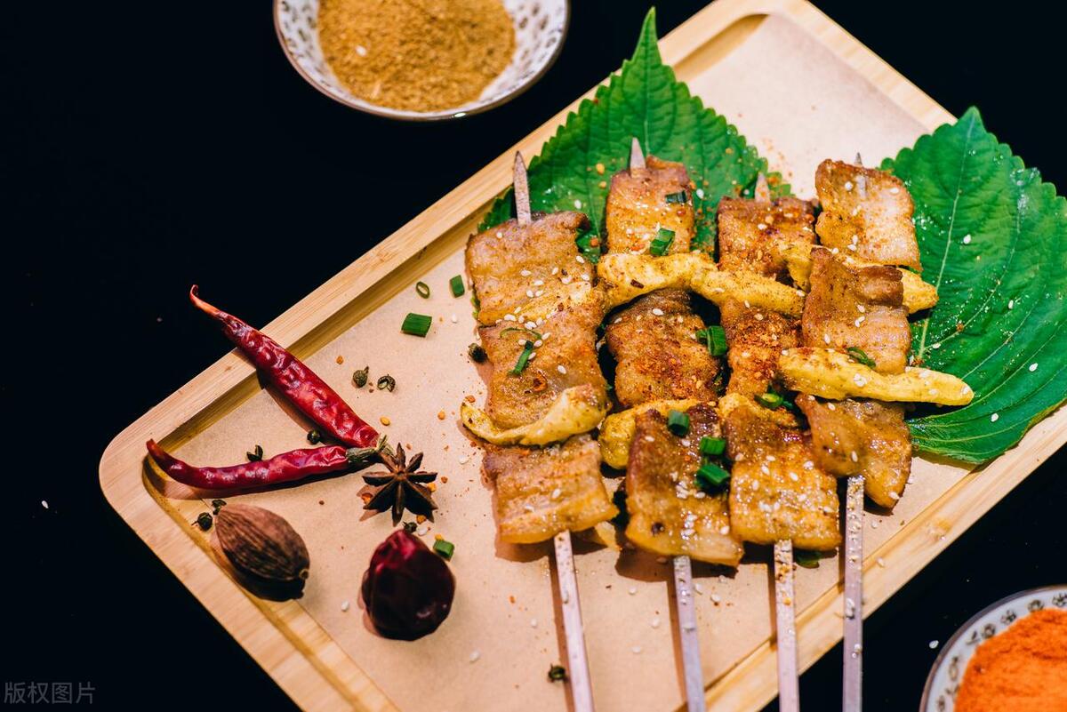 武汉挑战摆摊卖烧烤一年赚100万,烧烤摊赚7000万