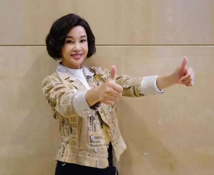 “阳了”的明星们，有人看不懂抗原，有人用纸尿裤，她洗澡就好了