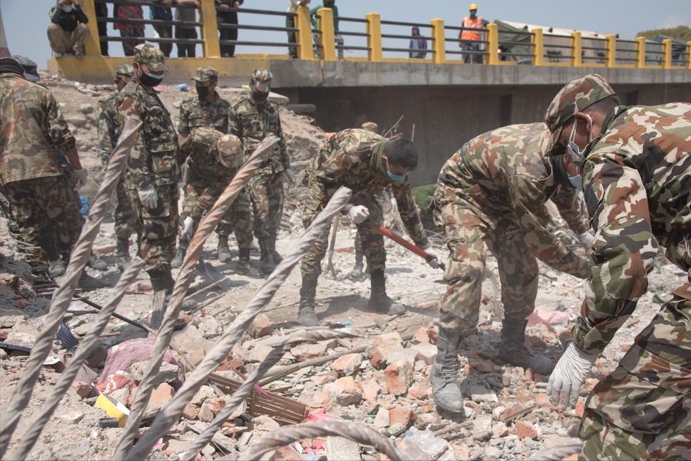 尼泊尔8级地震真实影像，泳池顷刻变汪洋大海，场面堪比灾难片