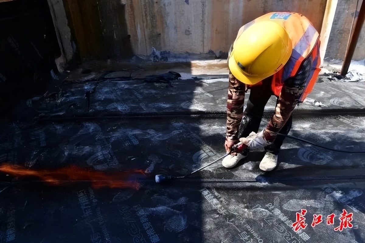 高温天气下的防水工人,说出防水工人的心声
