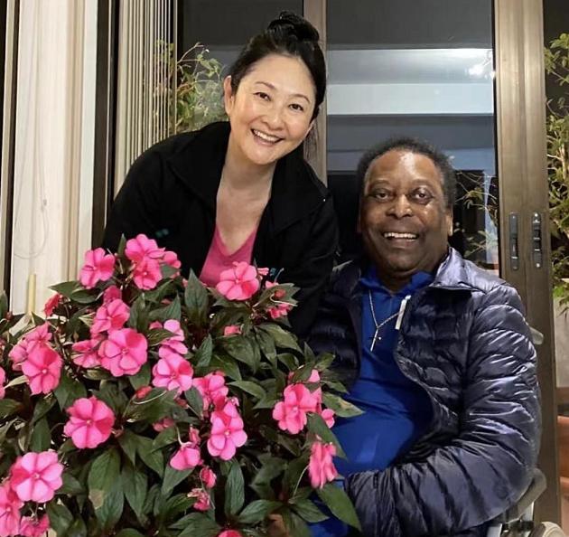 球王贝利有多少儿女,球王贝利坐轮椅