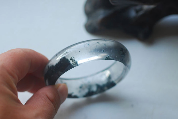 几十元的飘花手镯是真的吗,捡漏绿飘花手镯