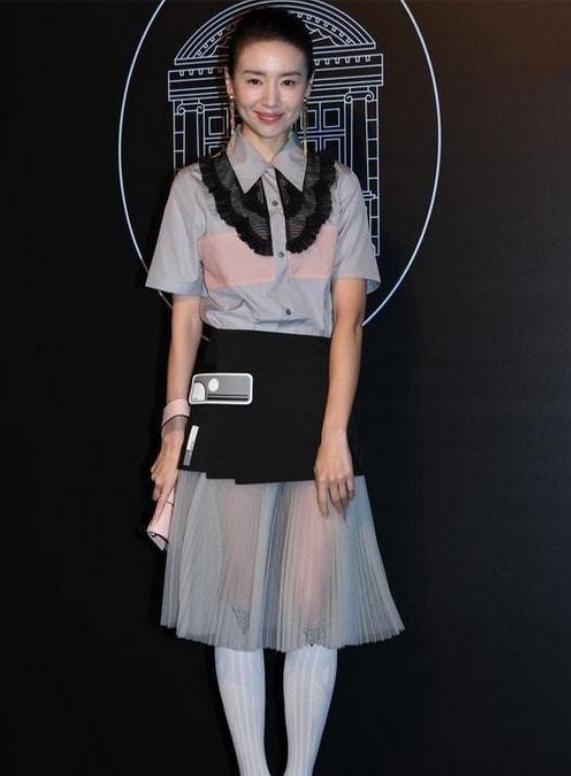 白色*袜丝**搭配学生连衣裙，董洁女神的迷人一笑，网友：心动了