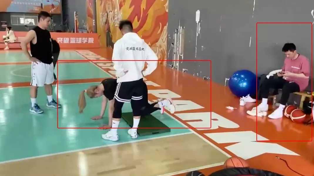 李梦wnba入场绿色穿搭与队友拍照,李梦wnba现场更换球衣