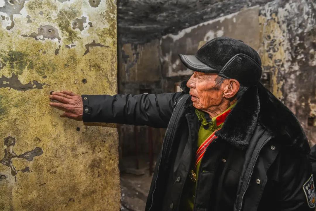 70多年后再次相聚，当年他8岁，他们18岁……