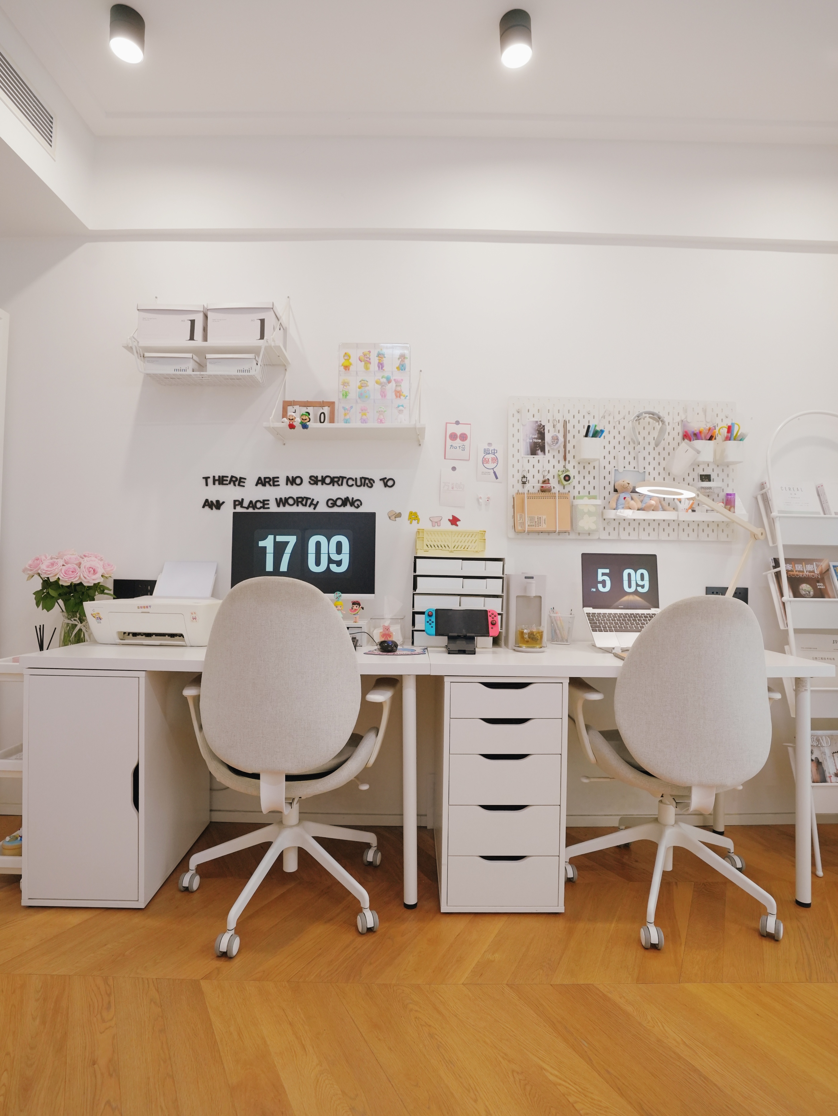 小房间双书桌的设计,书房一进门就是书桌设计