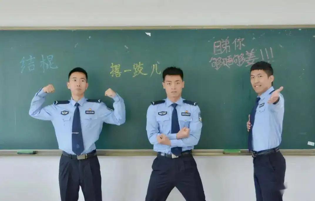 一警校训练学生穿戴整齐，却被网友调侃：这气质毕业就是保安