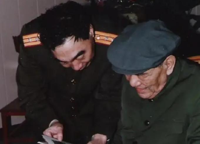 尤太忠看望*小平邓**,邓递来一支劣质香烟,尤:这烟不能抽,伤肺