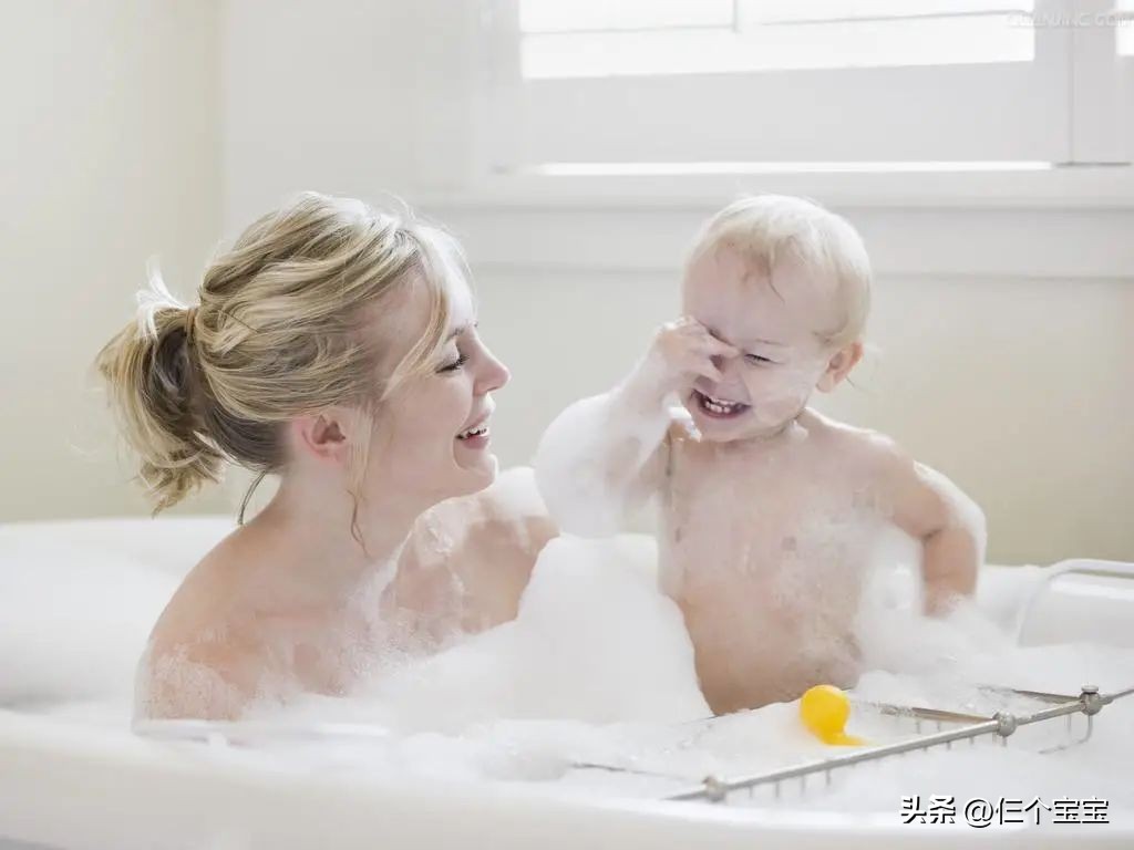 #爸爸给2岁女儿脱衣洗漱被骂流氓#！性教育太早也不好？