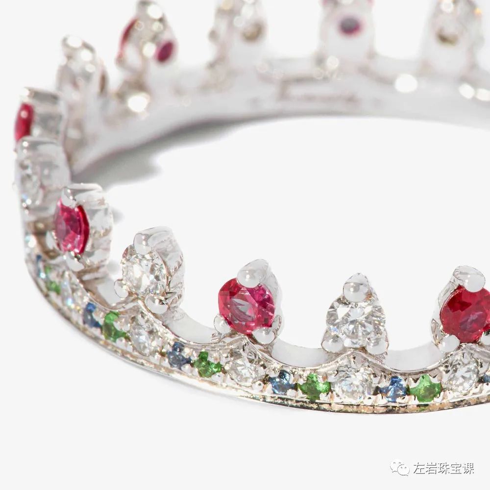 左岩:70周年!女王时尚永不出错的秘籍!大揭秘