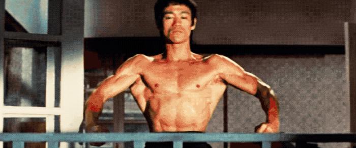 87岁开山鼻祖去世！那个拿命搏的港片时代，捧出的都是巨星