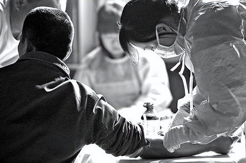 31岁男子高烧不退,32岁男子感染新冠发烧