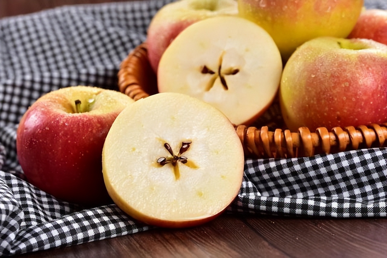 长期早上吃苹果会伤胃吗,肚子饿吃苹果会伤胃吗为什么呢