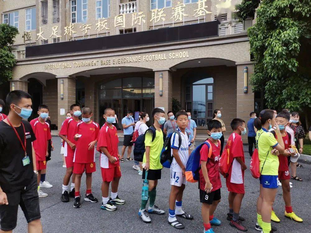 恒大足校盈利,恒大足校8年耕耘