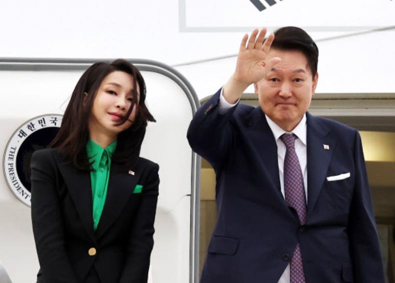 韩国第一夫人穿衣搭配惊艳,韩国第一夫人蓝色大衣穿搭