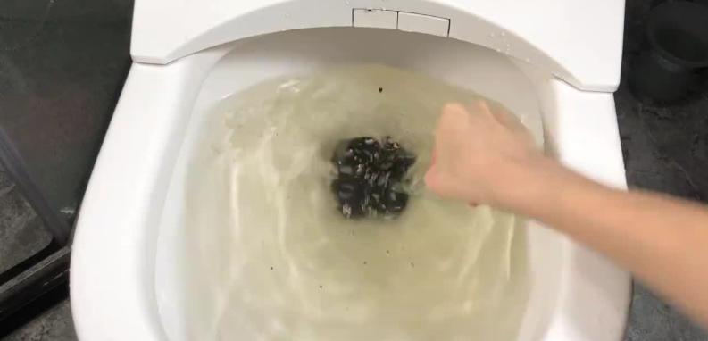 马桶堵了塑料袋疏通,马桶堵了用塑料袋就能疏通