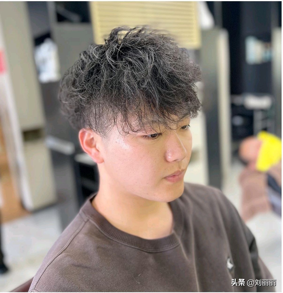 周围铲青男士发型,两边铲短发型男学生