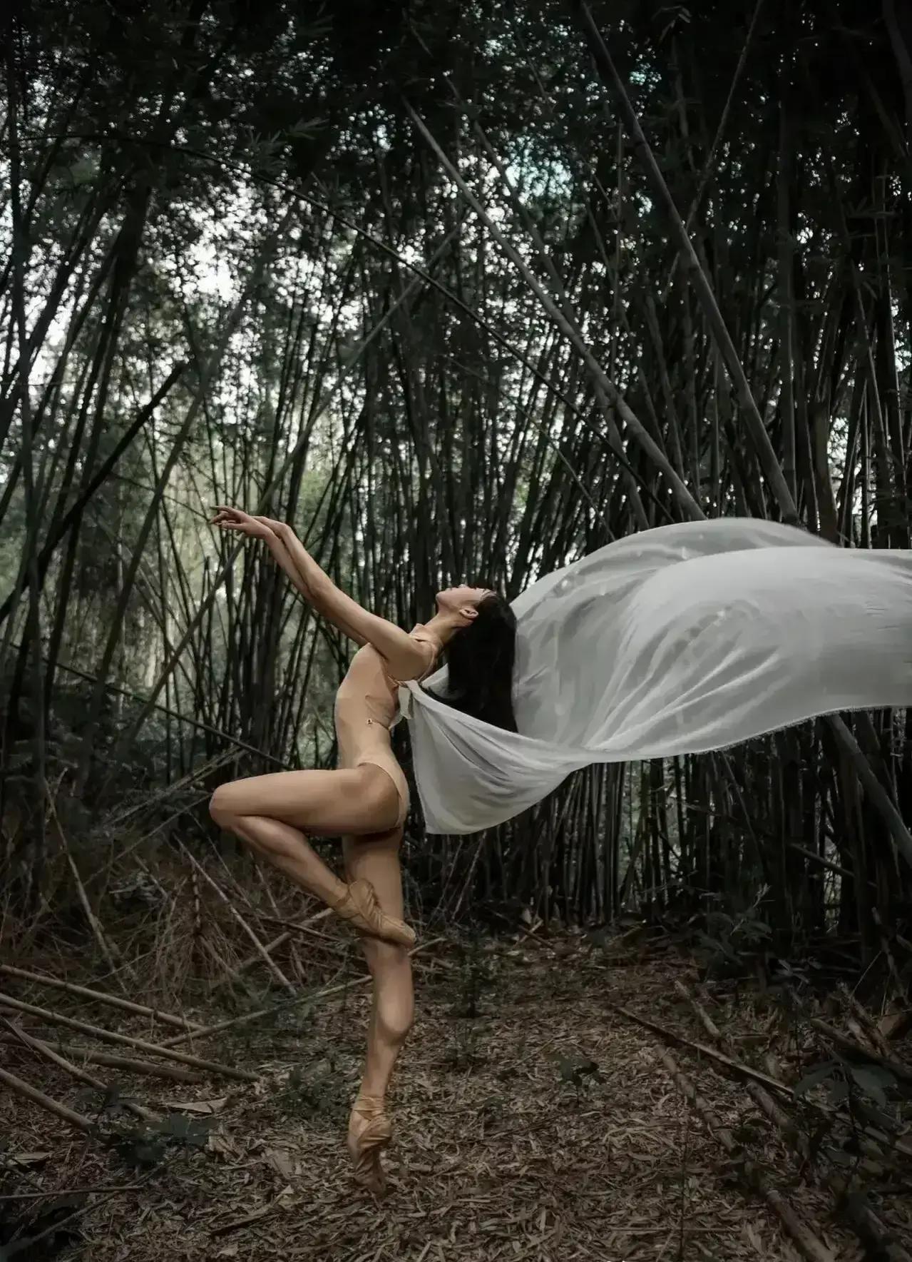 人体模特汤加丽：丈夫抛弃，父亲嫌弃，45岁仍单身，后悔了吗？