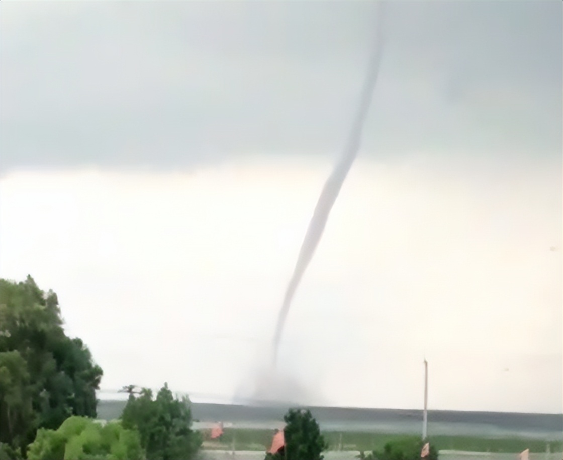 2007年高邮湖出现龙吸水奇观,高邮湖出现罕见龙吸水
