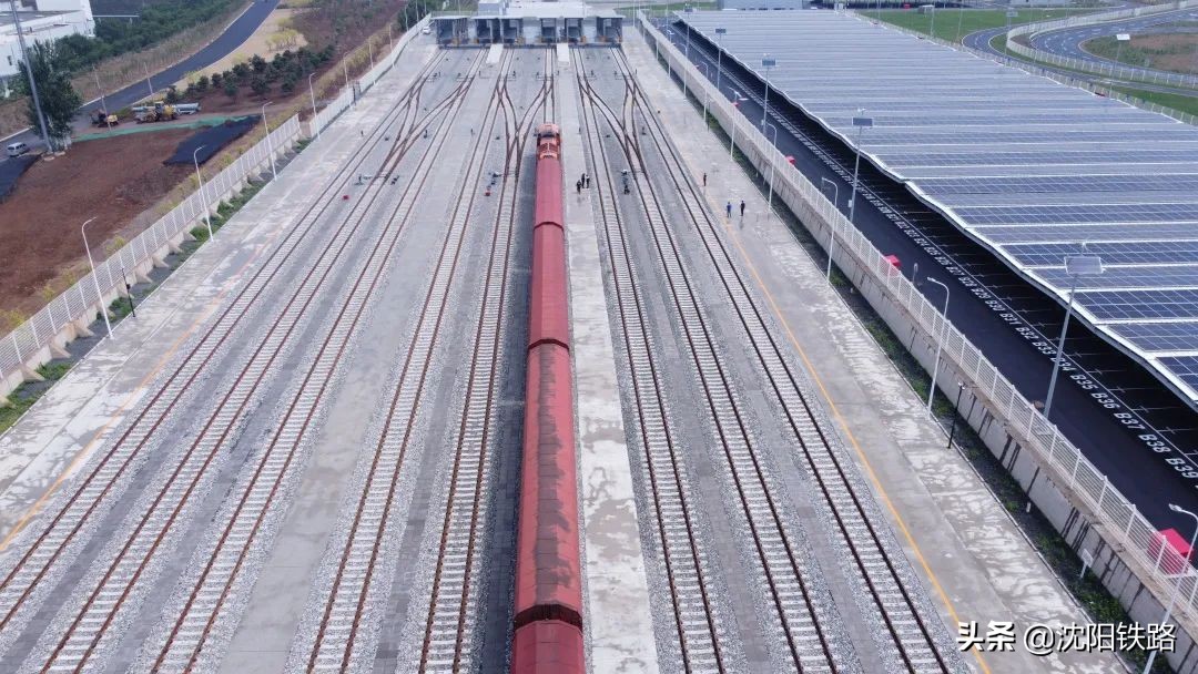 宝马车去机场,坐火车坐宝马