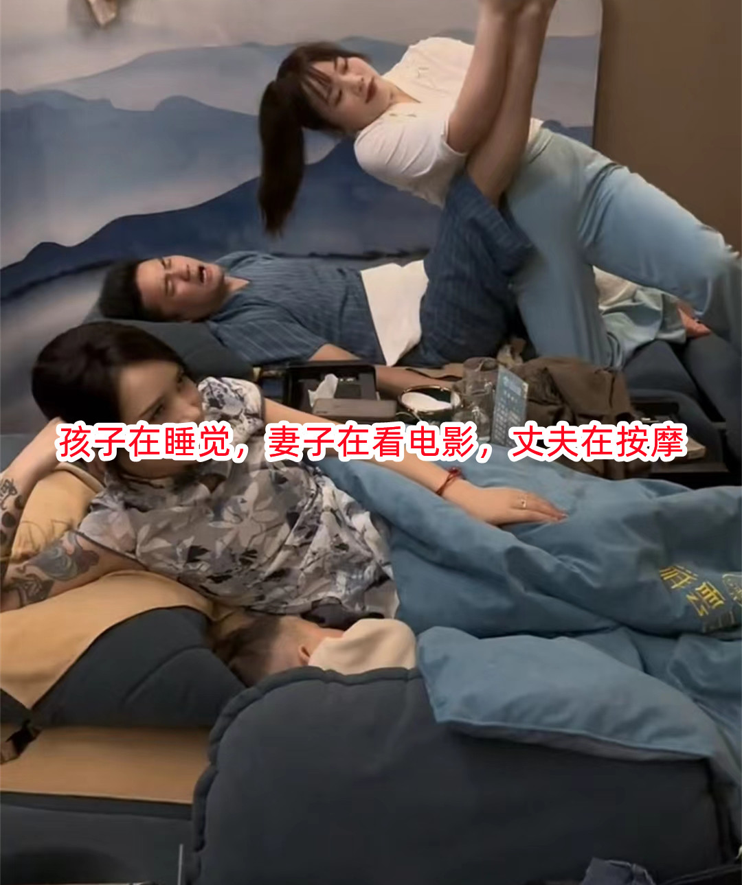 女子深夜带老公去足疗，帮他点个*技师女**按摩，自己在一旁躺着享受