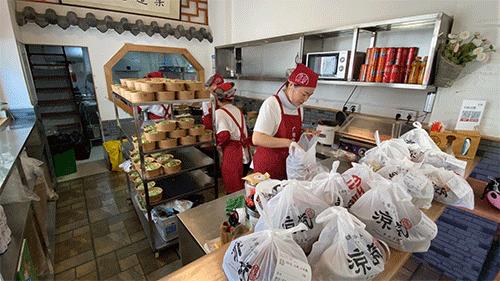 徐州这家传奇凉皮6岁了！看看这个男人给大家准备了什么礼物?