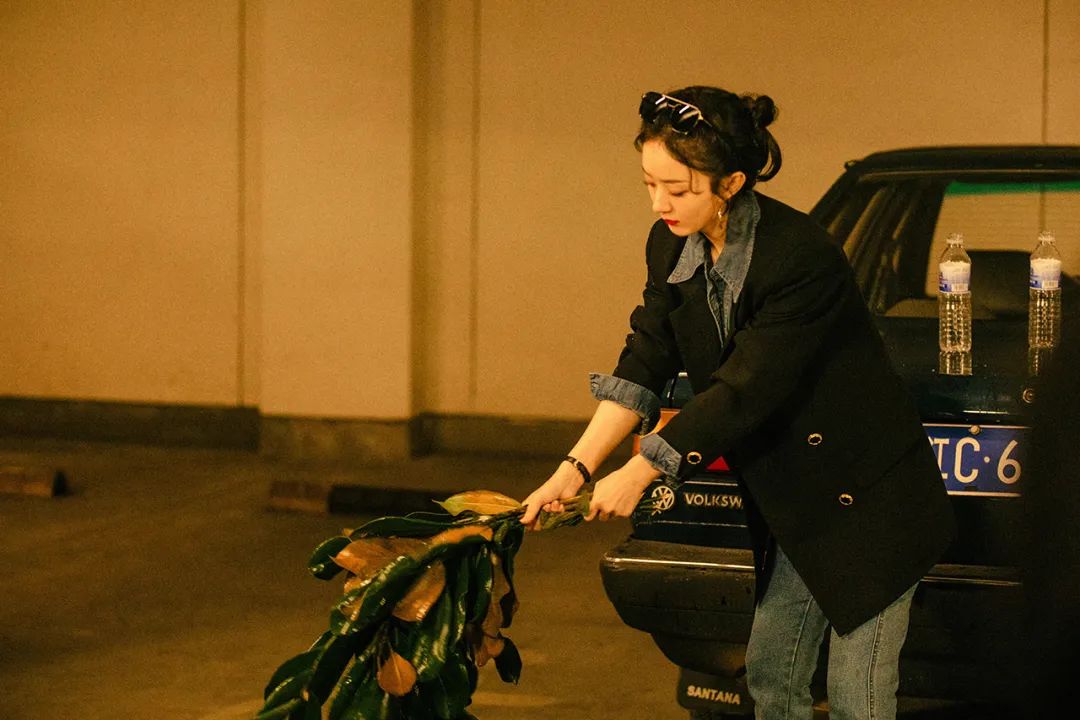 赵丽颖dior红色丝绒连衣裙,谁说赵丽颖没有少女感的