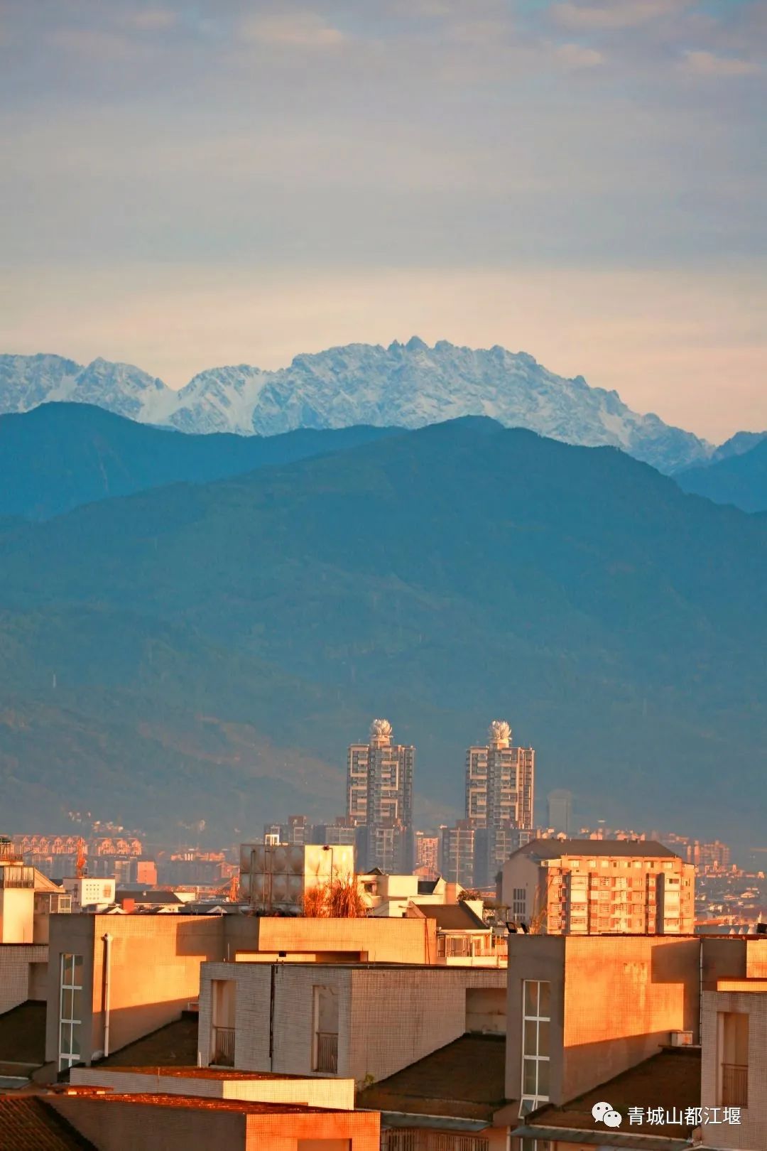 晴空雪山,雨过天晴的都江堰又见雪山