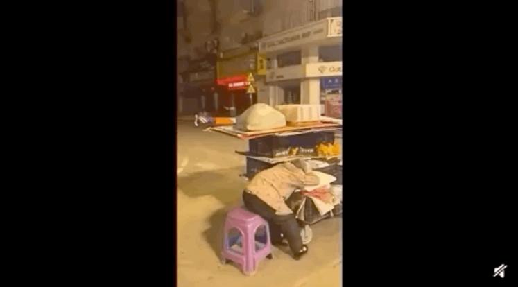 外卖小哥每天工作18小时累不累,大家看一下外卖小哥的工资条