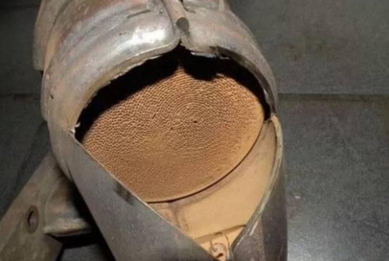 男子新车跑20万公里，成功将车跑报废，4S店：买完车就没有熄过火