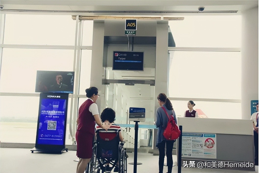 轮椅坐飞机方便还是火车方便,坐轮椅坐飞机坐摆渡车怎么登机