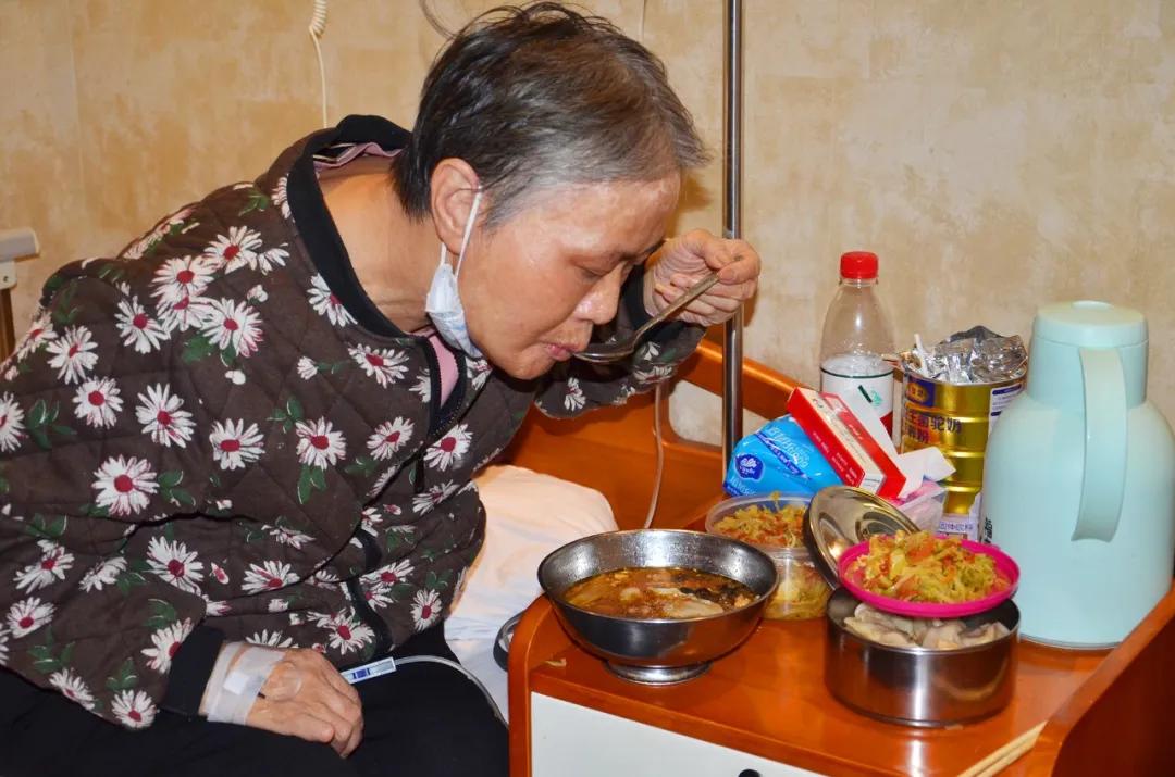 「暖心闻」西安天颐堂中医医院冬至日为患者送上一份“暖心”的健康饺子，愿疫情早日离去，望患者早日康复