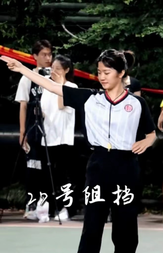高校女生担任篮球赛裁判员,杭州高校篮球女裁判霸气视频