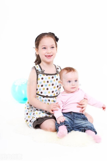 两个多月的宝宝怎么培养智力,怎么和八个月的宝宝互动