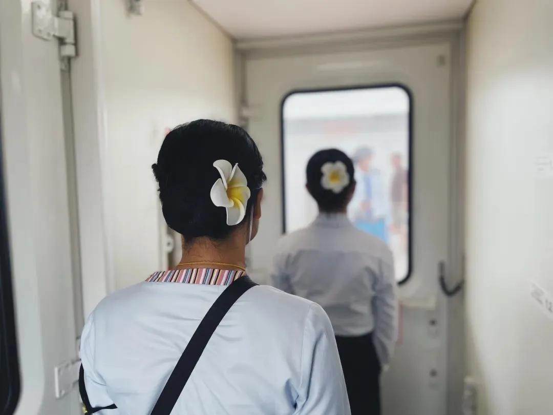 在老挝坐高铁,在老挝的中国高铁