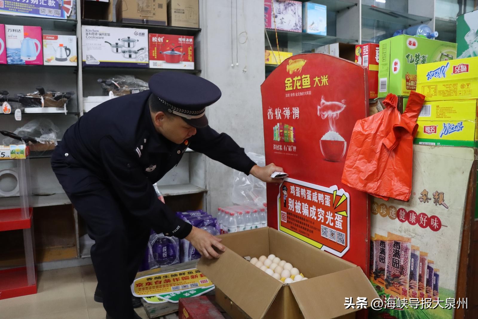 反诈宣传入心市民及时识骗止损,反诈超市宣传