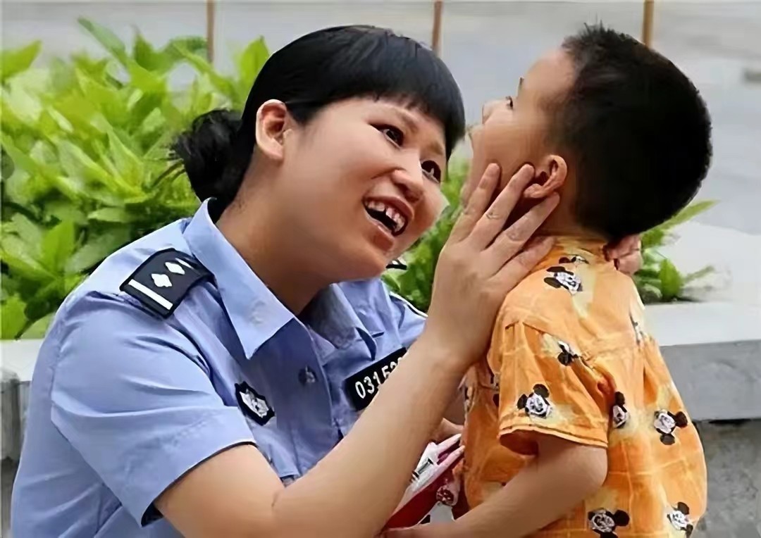 汶川地震喂奶民警现状,汶川废墟中的9个警察妈妈