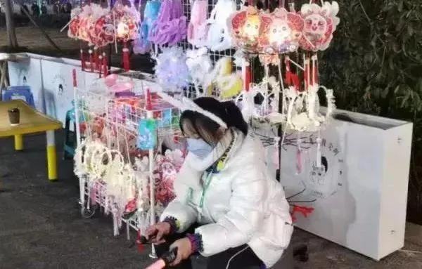 摆摊女孩两个小时赚了三百块,女子摆摊一年赚200万