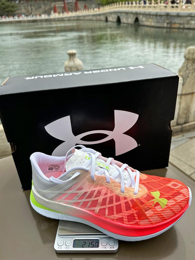 一双助力你摆脱平庸，突破自我的碳板跑鞋