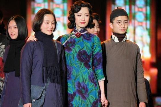 助理伺候明星捏脚,助理伺候明星跪下打伞