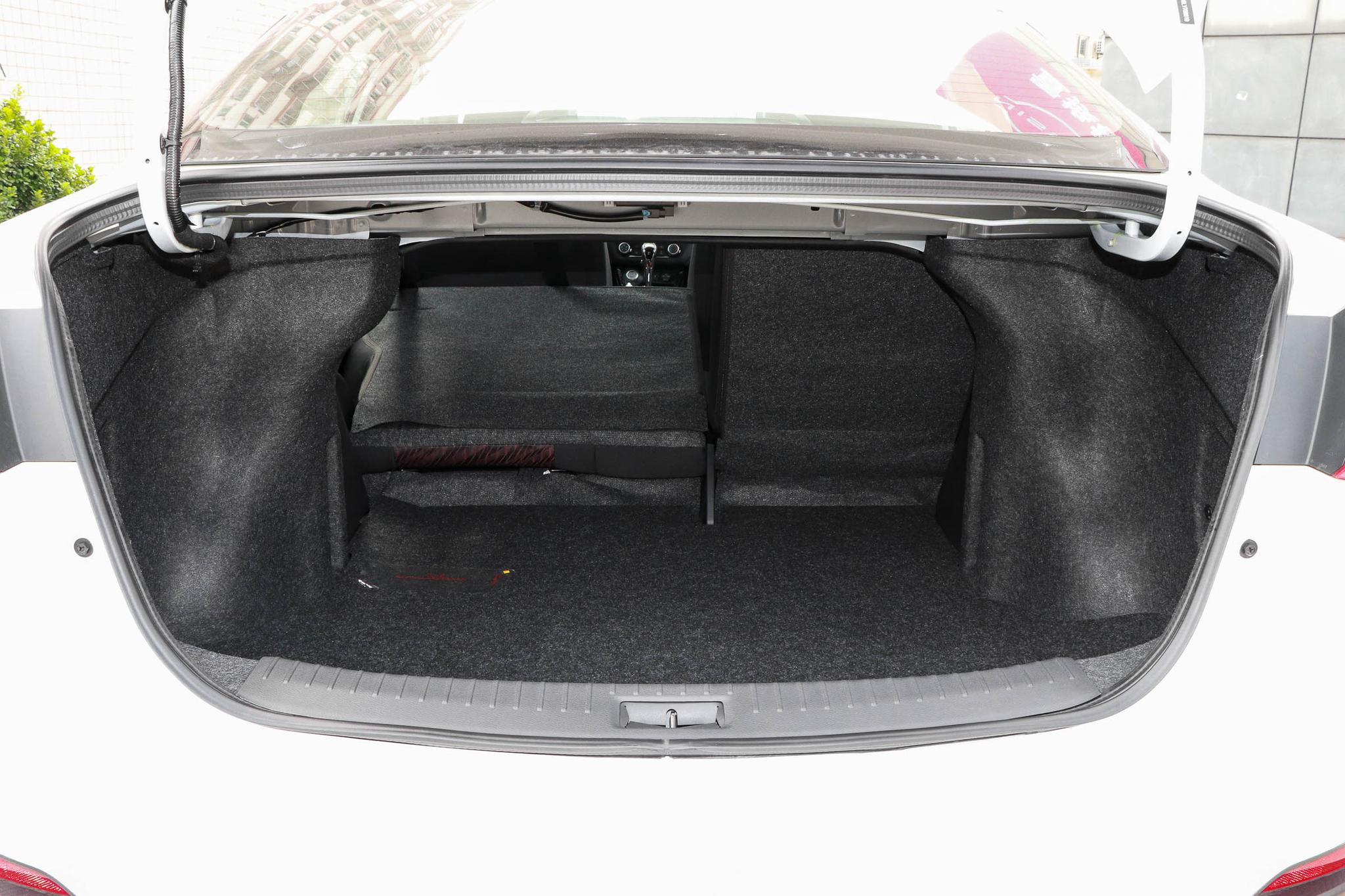 19款日产蓝鸟自动挡油耗是多少,2007款日产蓝鸟油耗接近10个油